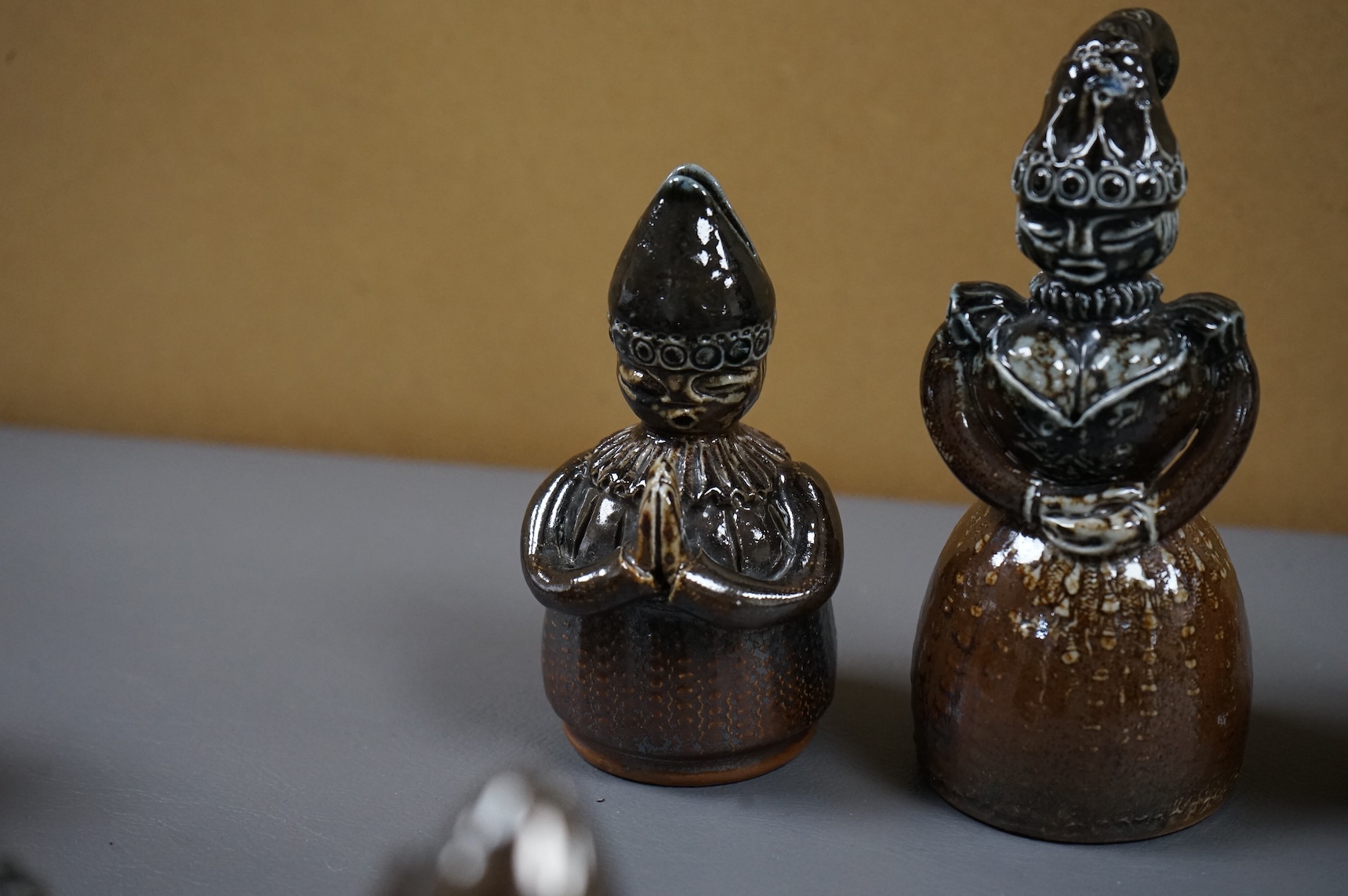 Guy Sydenham (1916-2005), a set of 16 black side chess pieces, tallest 11cm